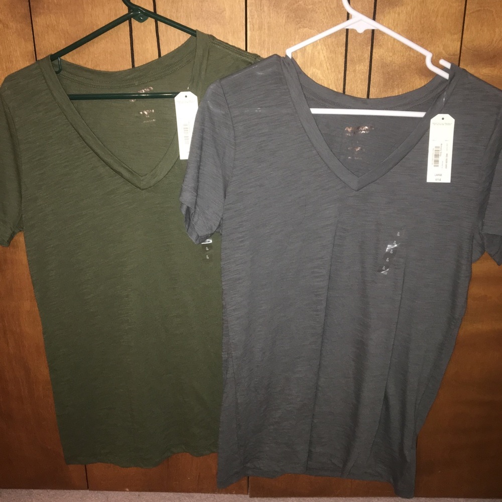 Arizona VNeck bundle. Size Large.